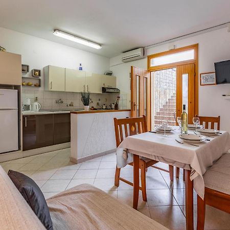 2 Bedroom Stunning Apartment In Rovinj Dış mekan fotoğraf