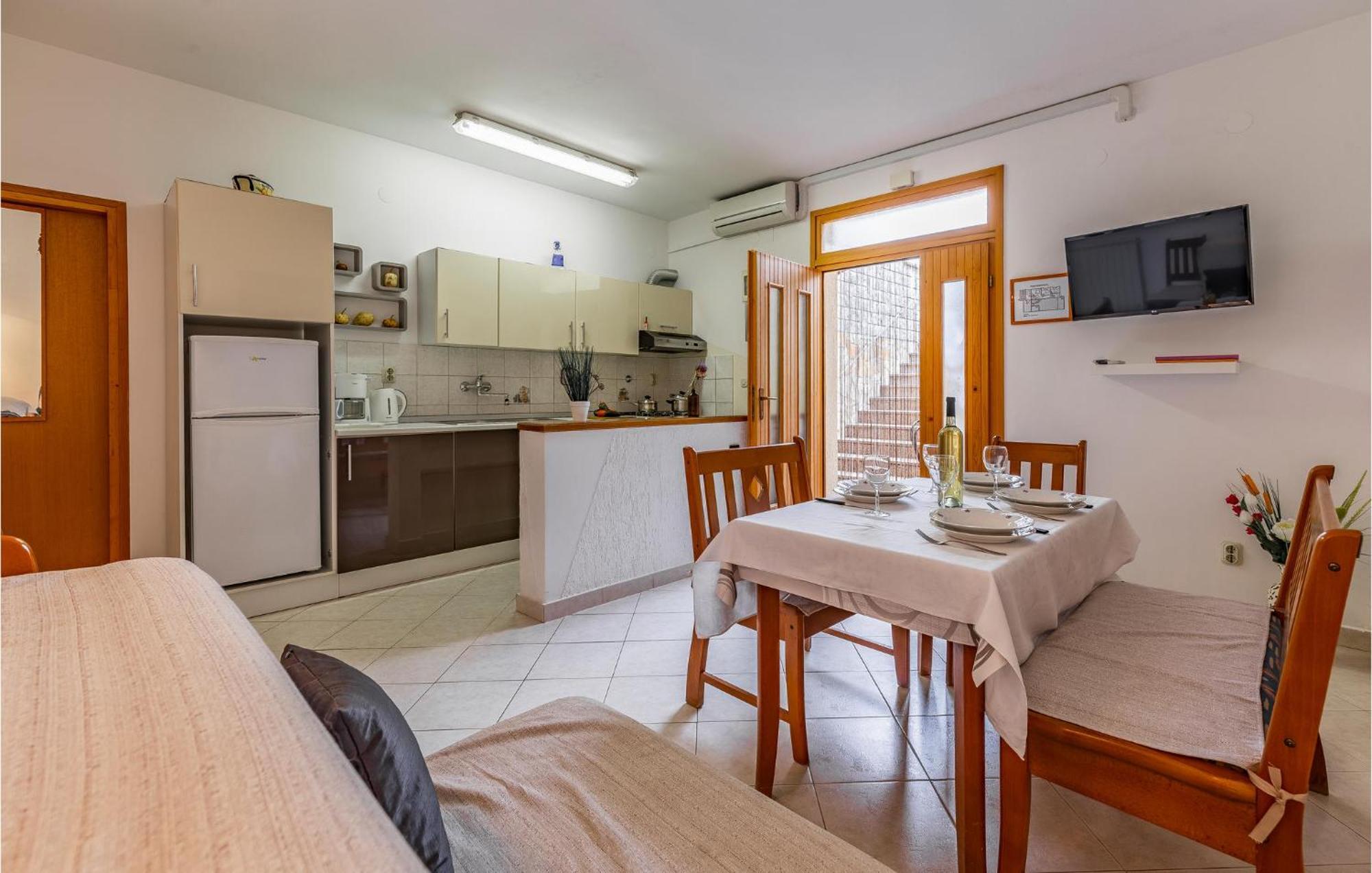 2 Bedroom Stunning Apartment In Rovinj Dış mekan fotoğraf